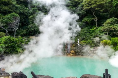 Kobalt su buhar buharlı kaplıcalar şofben ile Beppu içinde çekilen umi jigoku veya deniz cehennem. Beppu, Japonya'da alınan