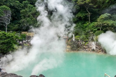 Kobalt su buhar buharlı kaplıcalar şofben ile Beppu içinde çekilen umi jigoku veya deniz cehennem. Beppu, Japonya'da alınan