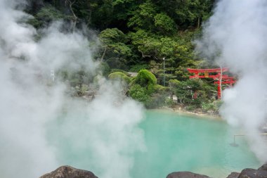 Kobalt su buhar buharlı kaplıcalar şofben ile Beppu içinde çekilen umi jigoku veya deniz cehennem. Şofben yakın kırmızı yakın gates. Beppu, Japonya'da alınan