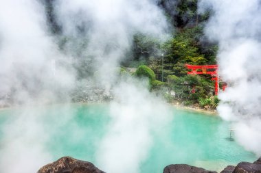 Kobalt su buhar buharlı kaplıcalar şofben ile Beppu içinde çekilen umi jigoku veya deniz cehennem. Şofben yakın kırmızı yakın gates. Beppu, Japonya'da alınan