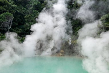 Kobalt su buhar buharlı kaplıcalar şofben ile Beppu içinde çekilen umi jigoku veya deniz cehennem. Beppu, Japonya'da alınan