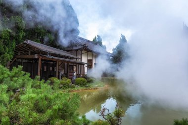 Shiraike jigoku veya beyaz su birikintisi cehennem sıcak bahar şofben Beppu, Japonya. Japonca karakterler tercümesi beyaz su birikintisi cehennem