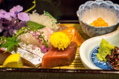 taze sashimi plaka bambu tabak üstünde tepe-in hizmet. Yufuin, Japonya'da bulunan bir ryokan servis