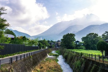 Yufu dağın Oita ili Japonya'da köyde yufuin sokaklarında alınan görünümü