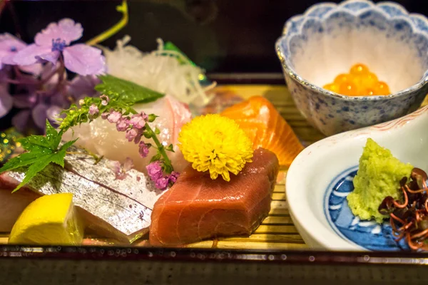 taze sashimi plaka bambu tabak üstünde tepe-in hizmet. Yufuin, Japonya'da bulunan bir ryokan servis