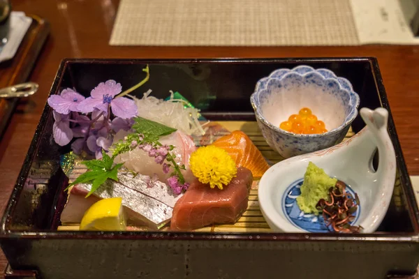 taze sashimi plaka bambu tabak üstünde tepe-in hizmet. Yufuin, Japonya'da bulunan bir ryokan servis