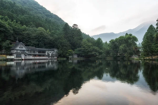 咖啡馆沿麒麟湖反映在平静的早晨水 拍摄于日本汤布院 — 图库照片