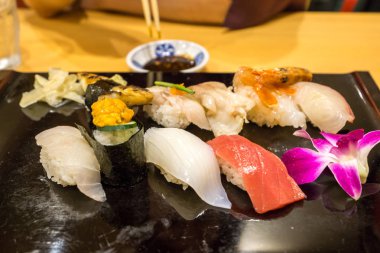 taze suşi tabağı rulo fukuoa, Japonya