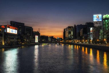 ont eh naka nehir fukuoka Japonya'da yansıtan parlak neon ışıkları. 24th Temmuz 2018 gecesinde çekilen