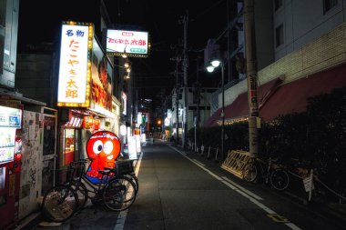 Restoran ve barlar gece 24th Temmuz 2018 yılında çekilen Nakasu alleyways dolu. Fukuoka, Japonya