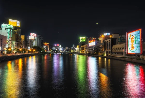 福岡の那珂川 Ont を反映して明るいネオンが点灯 2018 日の夜に撮影 — ストック写真