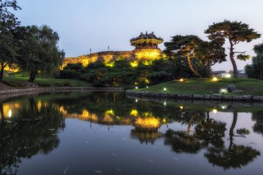 suwon banghwasuryu jeong yansımaları mavi saat yaz saati sırasında alınan. Suwon, Güney Kore