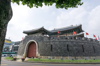 suwon, Güney Kore'de yer alan hwaseong kalenin Güney Kapısı Paldalmun kapısıdır. 26 Temmuz 2018 alınan