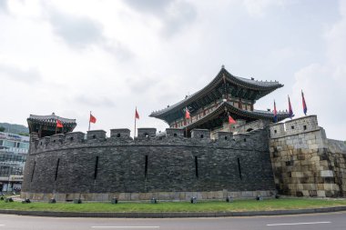 suwon, Güney Kore'de yer alan hwaseong kalenin Güney Kapısı Paldalmun kapısıdır. 26 Temmuz 2018 alınan