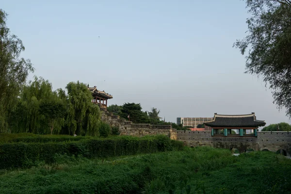 Hwahongmun Gate Omliggende Park Suwon Zuid Korea Genomen Tijdens Zonsondergang — Stockfoto