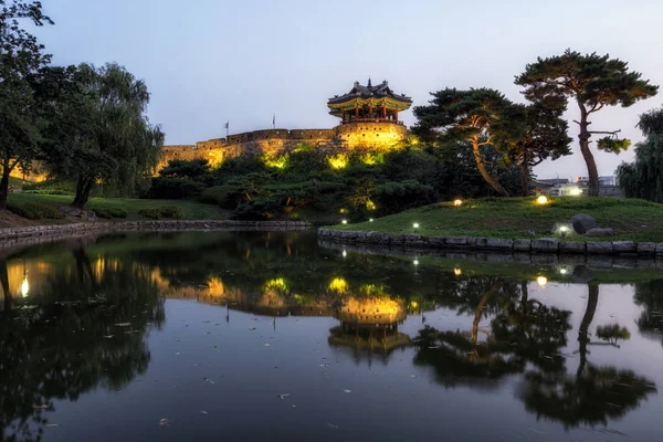 Suwon Banghwasuryu Jeong Reflecties Het Blauwe Uur Tijdens Zomertijd Genomen — Stockfoto