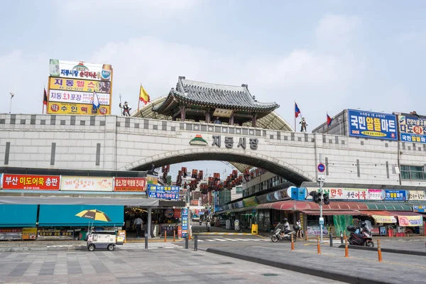 suwon, Güney Kore Jidong Pazar Ana giriş kapısı. 26 Temmuz 2018 alınan