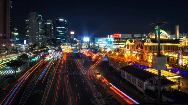 Seul İstasyonu gece görünümü seoullo 7017 gece ışıkları ve otobüs istasyonu ile alınan. Seul, Güney Kore'de çekilmiş. 4th Şubat 2018.