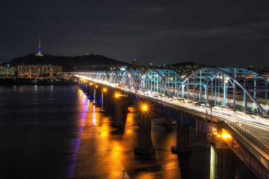 Han Nehri ve geceleri alınan mesafe ünlü Namsan kulede Dongjak Köprüsü. Seoul, Güney Kore