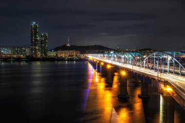 Han Nehri ve geceleri alınan mesafe ünlü Namsan kulede Dongjak Köprüsü. Seoul, Güney Kore