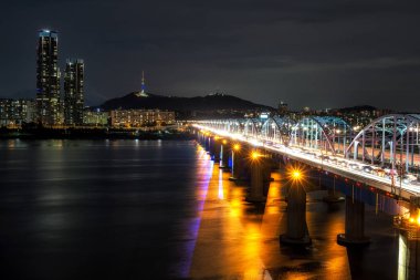 Han Nehri ve geceleri alınan mesafe ünlü Namsan kulede Dongjak Köprüsü. Seoul, Güney Kore