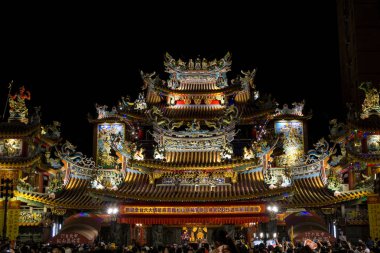 Geceleri alınan Songshan Ciyou Tapınağı. Taipei, Tayvan Raohe gece sokağa yakın ünlü Tapınağı.