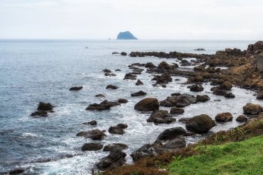 Yehliu kıyı boyunca tortul kayaçlar isabet dalgalar ile kıyı sahne. Alınan yeni Taipei, Tayvan.