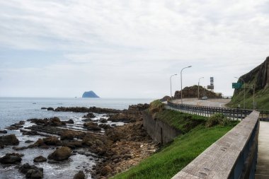 Yehliu kıyı boyunca tortul kayaçlar isabet dalgalar ile kıyı sahne. Alınan yeni Taipei, Tayvan.