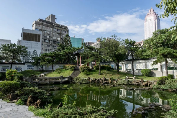 小さな池の前に塔の反射 台湾で博士日国父記念館で撮影 — ストック写真
