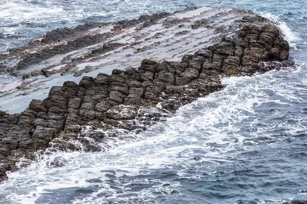 Paisaje Costero Yehliu Con Olas Golpeando Las Rocas Sedimentarias Largo —  Fotos de Stock