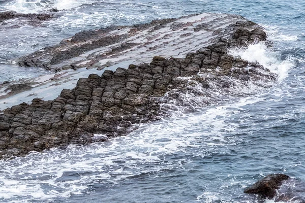 Yehliu Paisagem Costeira Com Ondas Atingindo Rochas Sedimentares Longo Costa — Fotografia de Stock