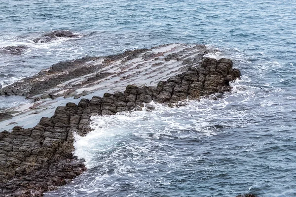 Paisaje Costero Yehliu Con Olas Golpeando Las Rocas Sedimentarias Largo —  Fotos de Stock