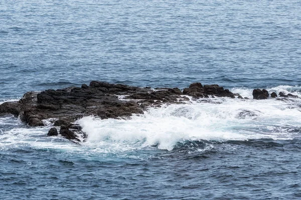 Paisaje Costero Yehliu Con Olas Golpeando Las Rocas Sedimentarias Largo —  Fotos de Stock