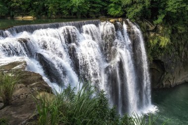 Shifen şelale manzarası. Şelale Shifen eski şehir yer alır ve su keelung nehir kenarına bağlanır. Tayvan.