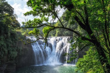 Shifen şelale manzarası. Şelale Shifen eski şehir yer alır ve su keelung nehir kenarına bağlanır. Tayvan.