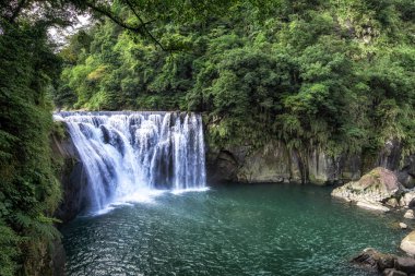 Shifen şelale manzarası. Şelale Shifen eski şehir yer alır ve su keelung nehir kenarına bağlanır. Tayvan.