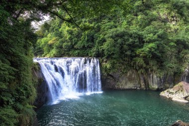 Shifen şelale manzarası. Şelale Shifen eski şehir yer alır ve su keelung nehir kenarına bağlanır. Tayvan.