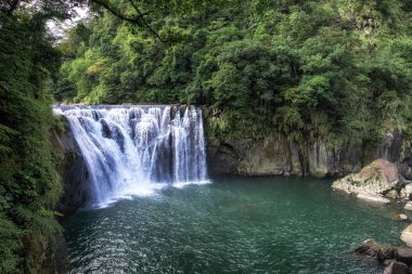 Shifen şelale manzarası. Şelale Shifen eski şehir yer alır ve su keelung nehir kenarına bağlanır. Tayvan.