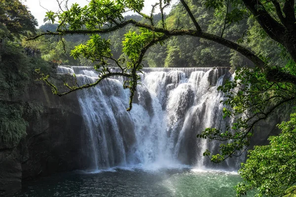 十分滝ビュー 滝は十分の旧市街の近くにあるし 水は基隆川に接続します — ストック写真