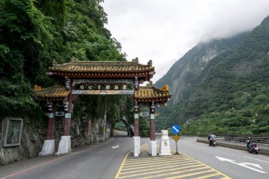 Çince karakterler: Taroko Milli Parkı Doğu giriş Arch kapısı. Ana doğu girişini Taroko Milli Parkı için