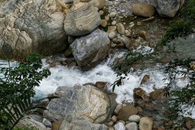 Shakadang Nehri iz sahne ile temiz yemyeşil creek nehir su. Taroko Milli Parkı, Tayvan'da alınan.