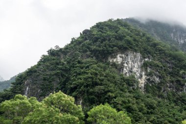bulutlar üst çevreleyen dağlarla. Taroko Milli Parkı Tayvan yılında alınan.