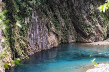 Shakadang Nehri iz sahne ile temiz yemyeşil creek nehir su. Taroko Milli Parkı, Tayvan'da alınan.