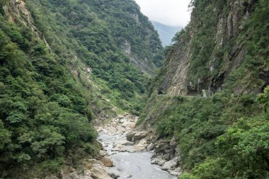 Taroko Milli Parkı Tayvan Liwu Nehri üzerinde seyir.