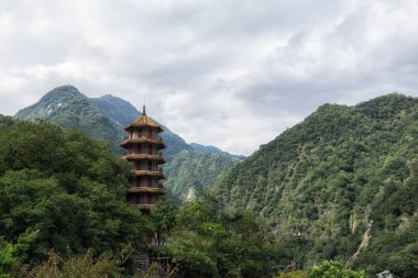 Taroko Tianxiang manzara alan pagoda ve çevredeki dağların. Tayvan Taroko Milli Parkı içinde yer
