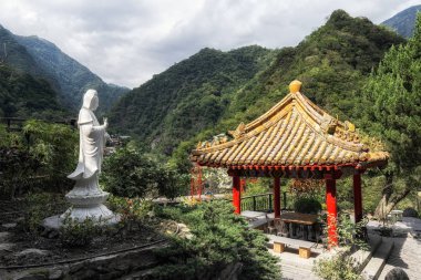 Huoran Pavilion Tianxiang manzara alan Guanyin heykeli ile yakın. Taroko Milli Parkı, Tayvan