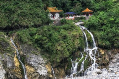 Ebedi bahar tapınak Taroko Ulusal Park mesafe görüntülendi. İkonik tapınak Changchun tapınak olarak da adlandırılır. Tayvan