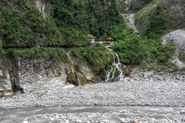 Ebedi bahar tapınak Taroko Ulusal Park mesafe görüntülendi. İkonik tapınak Changchun tapınak olarak da adlandırılır. Tayvan