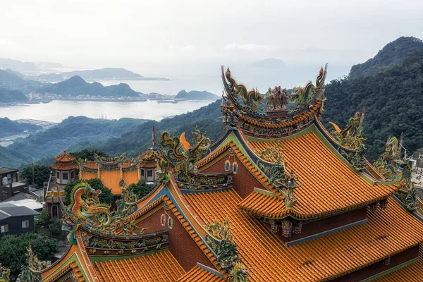 Jiufen fushan Tapınağı okyanus ve surroudning dağlar görüş. Jiufen, Tayvan alınan.