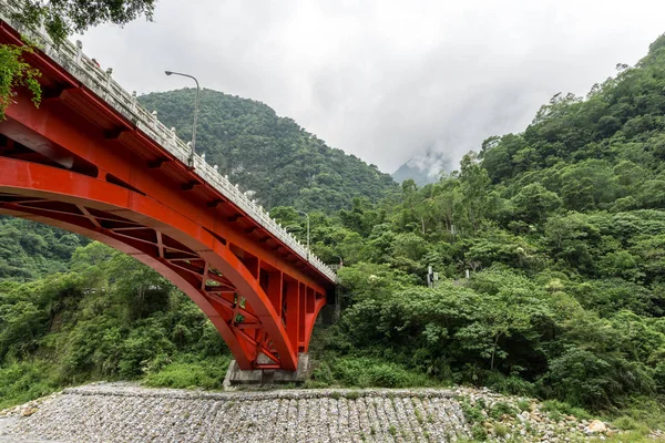 Ponte Vermelha Rio Shakadang Sobre Rio Parque Nacional Taroko Taiwan — Fotografia de Stock